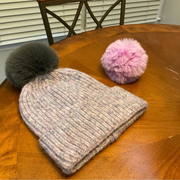 ANTHROPOLOGIE BEANIE WITH INTERCHANGEABLE POM POMS NEW - Picture 2 of 2